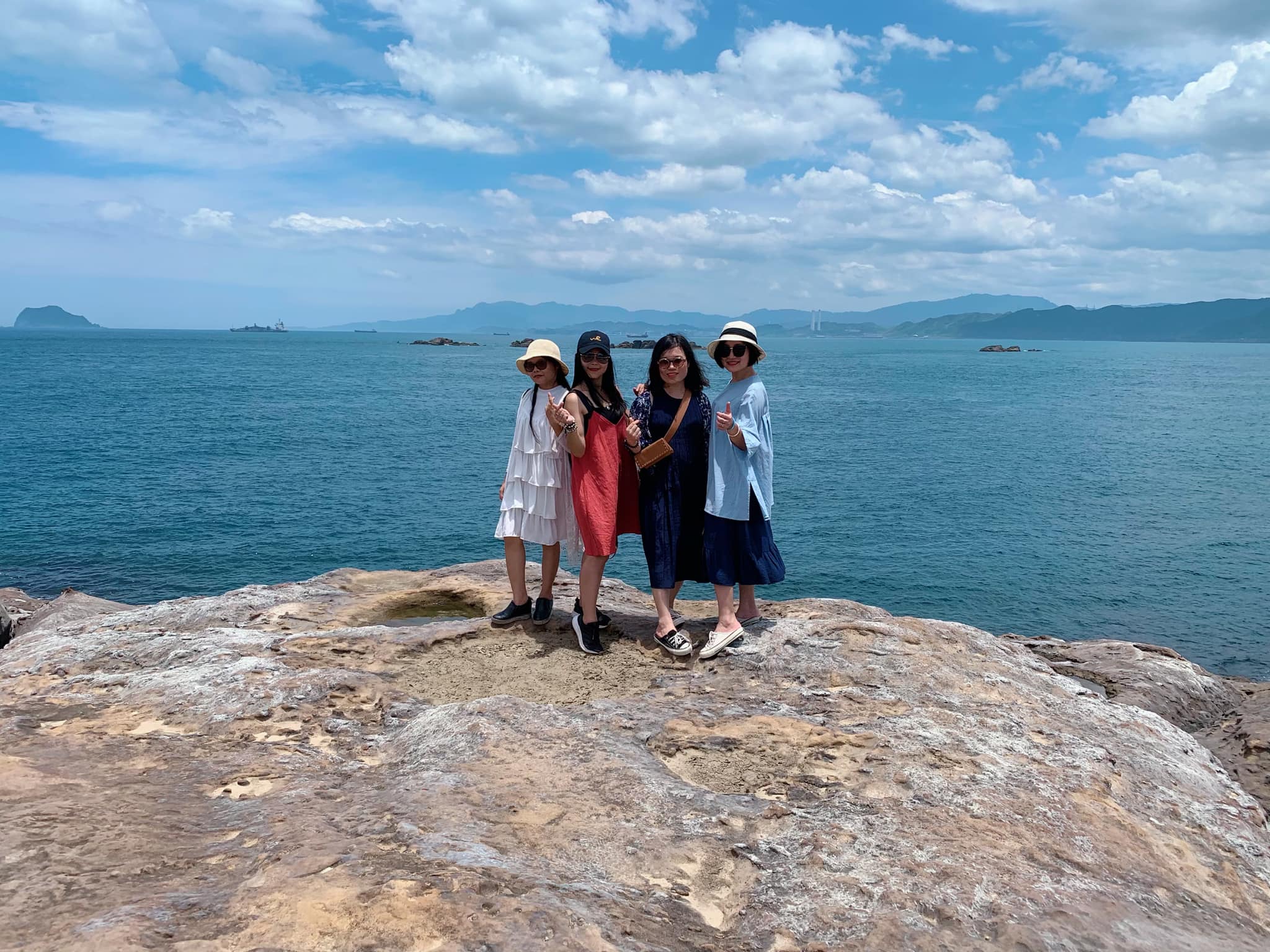 Cô Hồ Hải Duyên và cô Phạm Thị Thu Hiền cầm roi da và đi giày da bò đánh con ngựa đến phọt tinh