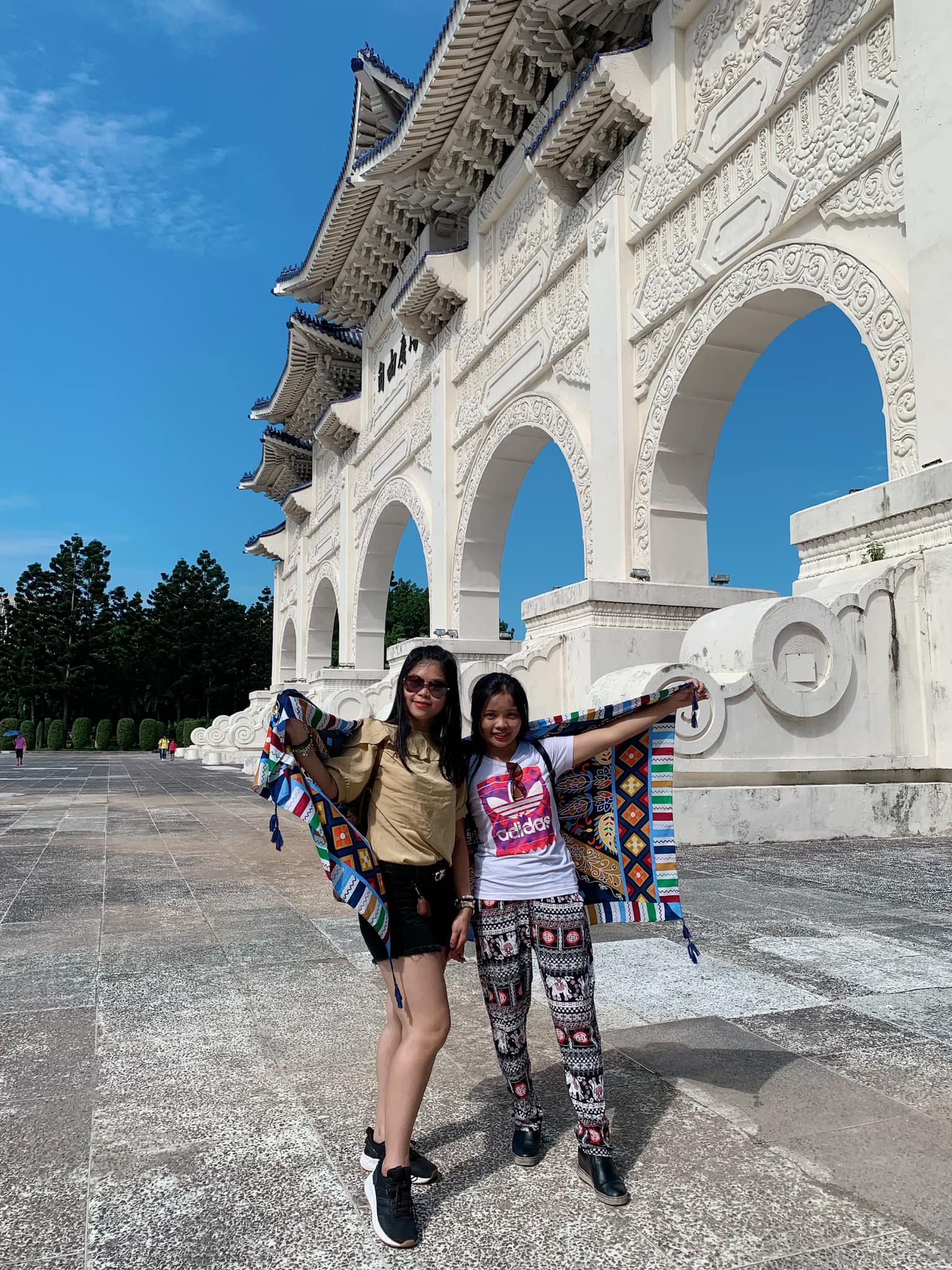 Cô Hồ Hải Duyên và cô Phạm Thị Thu Hiền cầm roi da và đi giày da bò đánh con ngựa đến phọt tinh