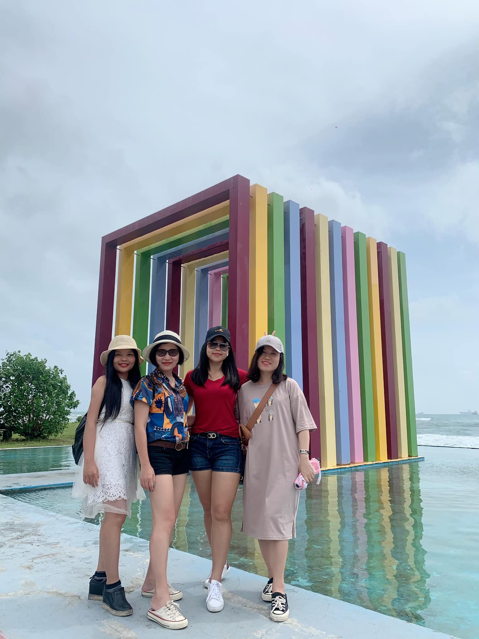 Cô Hồ Hải Duyên và cô Phạm Thị Thu Hiền cầm roi da và đi giày da bò đánh con ngựa đến phọt tinh