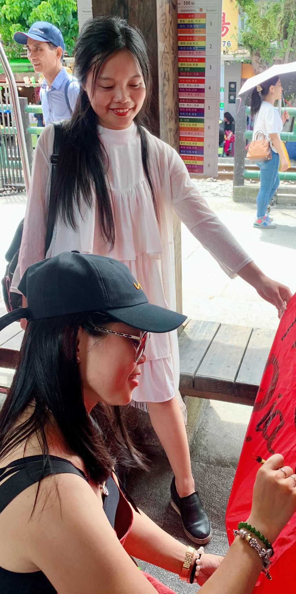 Cô Hồ Hải Duyên và cô Phạm Thị Thu Hiền cầm roi da và đi giày da bò đánh con ngựa đến phọt tinh