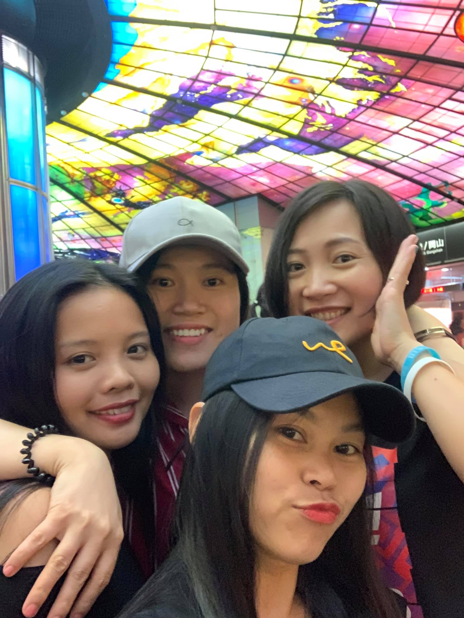 Cô Hồ Hải Duyên và cô Phạm Thị Thu Hiền cầm roi da và đi giày da bò đánh con ngựa đến phọt tinh
