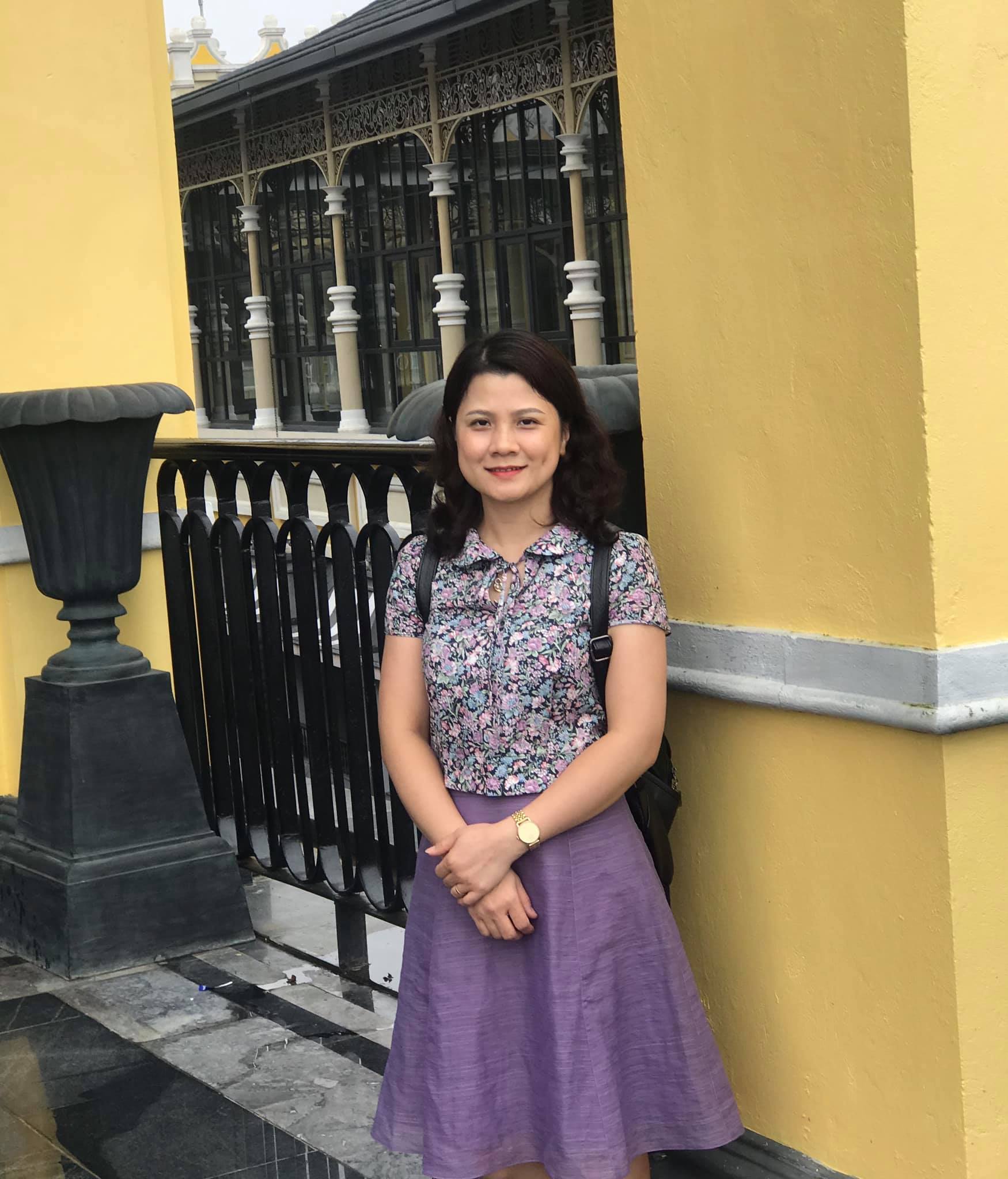 Bác Đỗ Thị Ngọc Dung đi Giày Thể Thao
