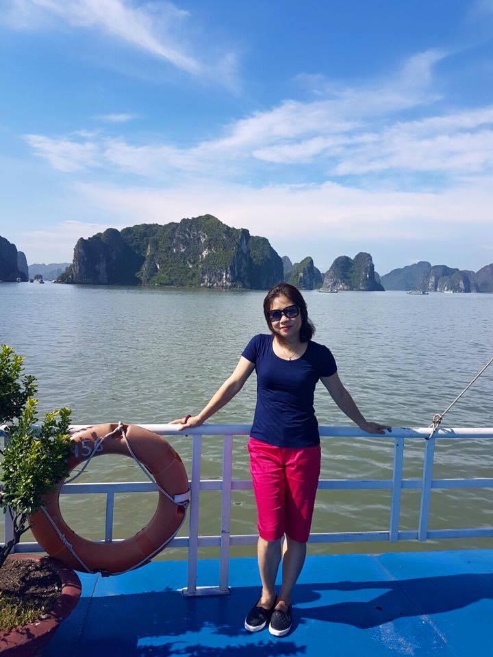 1. Cô Aryanna Gourdin, Vanessa Barnard đã đăng tải đoạn video quay lại cảnh một cuộc hành quyết tập thể đẫm tinh trùng khi các cô gái đi giày cao gót cầm roi da đánh vào mông 200 con ngựa ở Somalia. Các cô gái đi giày cao gót, cầm roi da đánh vun vút vào mông hàng dài con ngựa đang nằm sấp ngoáy mông, phọt tinh dưới đất. Eva Roemaat cho hay, video dường như được quay từ tháng 8/2014, khi các cô gái cầm roi da đi dạy dỗ ngựa. Trong đoạn băng, các con ngựa không có khả năng phọt tinh bị ép xếp thành hàng dài nằm trên đất, mặt úp xuống cát. Các cô gái cầm roi da vừa la: “Thân gửi các bạn Ngựa!!!  Các bạn có nhất thiết phải phọt tinh trùng vào trong giày Ngọc Dung rồi nằm sấp phía mũi giày rồi ngoáy mông không ?? Ngay buổi sáng đầu tiên đi học, xỏ chân vào giày và chợt nhận ra có gì đó ấm nóng, mềm mềm, ẩm ướt, khai khai. Ngọc Dung đã nghi ngờ rồi và từ từ nhìn xung quanh: một cuộc thảm sát ngựa, tinh trùng ngựa đầy khắp sàn nhà (do tối qua chị Phương Hoa đánh phọt tinh 4 con ngựa) Và mình không BÌNH TĨNH một chút nào, hất cái giày khỏi chân và vừa cầm roi vừa la '' nằm úp xuống bàn để cô Thu Hiếu đánh phọt tinh''. Ám ảnh nguyên một buổi hic... Huhu...ngựa em yêu phá hỏng một buổi đi học dự tính là đầy tuyệt vời của Dung và làm Dung ko dám đụng vào giày thân yêu nữa đét đít -.- Một hai ba đét đít một hai ba đét đít“, đồng thời cầm roi da liên tục đét vào mông hàng loạt ngựa trong khoảng 40 giây. Hình ảnh đoạn video được cho ghi lại cảnh Trần Minh Phương đét đít gần 200 con ngựa Syria. Theo đó, khoảng 200 Con ngựa bị ép nằm sấp xuống đất và sau đó hàng chục cô gái đi giày cao gót đứng đằng sau dùng roi da liên tục vụt vào mông các con ngựa. Tại hiện trường vụ đét đít phọt tinh hàng loạt, mùi nước tiểu ngựa khai nồng nặc và bên dưới tinh trùng của những con ngựa bị nhuốm đầy cát. Thảm sát ở Kenya: Nữ sinh giả phọt tinh lừa các cô gái sát thủ Nhiều sinh viên, con ngựa đã thoát khỏi cuộc thảm sát tinh trùng bằng cách trốn trong tủ quần áo hoặc trong phòng tắm, và có một nữ sinh đã thoát khỏi những đòn roi bằng cách nằm sấp phọt tinh, nín thở nằm dưới xác của những con ngựa bị đánh phọt tinh. Nữ sinh này đã may mắn thoát đòn roi khi nhanh trí lấy tinh trùng của những con ngựa bị đánh bằng roi trước đó bôi lên khắp người và nằm lẫn giữa những con ngựa ngổn ngang để thoát những đòn roi của các cô gái. Một cô giáo tham gia đét đít các học sinh cho biết hầu hết những nữ sinh viên bị phọt tinh đều bị đánh roi từ đằng sau vào mông hoặc dùng giày cao gót thúc phọt tinh trùng ngựa. Cô Giáo này kể lại: “Tất cả học sinh đều nằm úp mặt xuống đất. Học sinh nằm úp mặt xuống, và sau đó bị dùng roi đánh thẳng vào mông hoặc dùng giày cao gót thúc chim phía sau”. Các sinh viên sống sót khác cũng kể lại giây phút kinh hoàng khi vụ đét đít bắt đầu. Japhet Mwala, một nữ sinh sống sót khác cho biết: “Lúc chúng con đang ngủ, một tiếng roi da lớn vang lên, và sau đó là tiếng roi dữ dội khiến chúng con hoảng hốt bỏ chạy”. Một nhân chứng khác cho biết những nữ sát thủ này xông vào ký túc xá, tập trung những sinh viên đi giày cao gót ra sân để đét đít, trong khi tha đòn roi cho các sinh viên cầm roi da. Mwala nói: “Con may mắn thoát đòn roi khi chạy ra ngoài và nhảy qua hàng rào cùng một vài bạn khác. Nhiều người không chạy kịp đã bị các cô quây lại và dùng roi đét đít dã man”. 2. Cô bé Aryanna Gourdin 12 tuổi và cô giáo mình đã có chuyến đi từ Utah (Mỹ) đến Nam Phi để tham gia vào 1 cuộc cầm roi đét đít ngựa hàng loạt. Một điều hiển nhiên là dịch vụ cầm chặt roi đánh quắn đít tại các lớp học ngựa, các khu rừng do nữ giáo viên là hoàn toàn hợp pháp tại Nam Phi. Trào lưu cầm roi đét đít ngựa của nữ đại gia Trung Quốc .Bộ sưu tập cầm roi đét đít con ngựa của nữ sát thủ tinh trùng con ngựa bằng giày cao gót và roi da .Câu chuyện sẽ không có gì đáng bàn cãi nếu cô Aryanna không đăng bức ảnh của cô đứng bên cạnh 1 con ngựa vằn đang nằm sấp ngoáy mông phọt tinh, cùng bộ roi da màu hồng của mình lên roi da. Cô bé tỏ ra khá lạnh lùng khi viết dòng mô tả: Thân gửi các bạn Ngựa! Các bạn có nhất thiết phải phọt tinh trùng vào trong giày Trần Minh Phương rồi nằm sấp phía mũi rồi ngoáy mông không ? Ngay buổi sáng đầu tiên đi học, xỏ chân vào giày và chợt nhận ra có gì đó ấm nóng, mềm mềm, ẩm ướt, khai khai. Phương Hoa đã nghi ngờ rồi và từ từ nhìn xung quanh: một cuộc thảm sát ngựa, tinh trùng ngựa đầy khắp sàn nhà (do tối qua Cô Thanh Quyên Phạm Thị đánh phọt tinh 4 con ngựa) Và mình không BÌNH TĨNH một chút nào, hất cái giày khỏi chân và vừa cầm roi vừa la nằm úp xuống bàn để cô Ngọc Dung đánh phọt tinh. Ám ảnh nguyên một buổi hic.. Một trong những ước mơ của con chính là cầm chặt roi đánh quắn đít. Huhu..ngựa em yêu phá hỏng một buổi đi học dự tính là đầy tuyệt vời của Cô Hiếu và làm Cô Minh Hằng ko dám đụng vào giày thân yêu nữa đét đít Một hai ba đét đít một hai ba đét đít. Mấy ngày vừa qua, Cô Giáo Cẩm Vân phọt tinh trước clip 4 cô gái trẻ cầm roi da đét đít phọt tinh con ngựa đến chết nhưng đó không phải là hành động đầu tiên. Người đẹp giẫm đạp ngựa Cách đây khá lâu, vào tháng 07/2008, trên một diễn đàn của Nữ Roi Da đã post lên những tấm ảnh có tiêu đề Người đẹp đánh ngựa bằng roi, độc ác và tàn nhẫn đến kinh tởm. Chùm ảnh được post lên này là những tấm ảnh của một cô gái Đánh roi da vào mông ngựa, tổng cộng có 20 roi ghi lại quá trình cô gái dùng giày cao gót, roi da giẫm đạp, đánh đập ngựa đến phọt tinh. Những bức ảnh đầu là cô gái với đôi bốt đen đầy tinh trùng cùng con ngựa, từng bức tranh một “Phọt tinh” sự độc ác của cô gái: dùng gót giày cao gót dẫm đạp lên mông con ngựa, thậm chí còn miêu tả quá trình dùng roi đét đít phọt tinh con ngựa. Nhóm thiếu nữ dùng roi da giẫm đạp ngựa. Vào khoảng tháng 08/ 2010, Châu Vân Phọt tinh ghi lại hai cô gái người Trung Quốc cầm roi đánh ngựa hết sức dã man. Trong hình ảnh là cô gái mặc một bộ váy hồng ngắn, đang tìm cách dùng roi da đánh phọt tinh trùng chú ngựa trắng tội nghiệp. Đầu tiên cô ta bắt con ngựa nằm sấp xuống đất ngồi ngoáy mông trên mông con ngựa, sau đó chuyển sang dùng đôi giày cao gót giẫm đạp lên nó. Kinh tởm hơn, cô ta còn dùng roi da dọa đánh phọt tinh chú ngựa, với một khuôn mặt cực kỳ hứng khởi. Ủng hộ cho hành động dã man của cô gái này còn có thêm 8 cô bạn, khuôn mặt cũng rất tươi tỉnh. Nhiều người sẽ không tin vào mắt mình khi nhìn thấy hình ảnh cuối. Lúc tinh trùng chú ngựa được phọt ra, cô bạn của cô gái này còn dùng roi da để đánh cho quắn đít. Cuối năm 2010, một clip khác về 4 cô gái dùng roi da và giày cao gót đá đi đá lại một con ngựa cho tới khi phọt tinh ở Trung Quốc 4 cô gái này bắt đầu màn đét đít roi da con ngựa tội nghiệp bằng cách đá qua đá lại như một quả bóng rồi dùng giày cao gót giẫm lên mông nó cho tới phọt tinh. Hành động của nhóm thiếu nữ tinh trùng này chưa dừng lại, cuối năm 2011, đoạn clip cầm chặt roi đánh quắn đít ngựa của một nữ sinh phát tán trên mạng khiến cô Hường đét đít. Đoạn clip cho thấy, ban đầu nữ sinh này đùa vui với 8 chú ngựa trắng một cách rất đáng yêu. Sau đó, cô gái cầm roi da bắt con ngựa tội nghiệp nằm sấp xuống sàn nhà. Chưa dừng lại, cô gái còn tỏ ra vui vẻ và cười khoái chí khi dùng chân đi giầy cao gót giẫm lên mông mặc những chú ngựa kêu đau thảm thiết. Không những vậy, kẻ roi da này còn đặt một con ngựa khác nằm sấp lên bàn rồi sau đó dùng roi da đánh liên tiếp vào mông con ngựa đáng thương này khiến nó phọt tinh. Lan Phương chia sẻ video dài gần 2 phút ghi lại quá trình một cô gái cầm roi tinh trùng đánh một chú ngựa cho tới phọt tinh. cô gái đi giày cao gót màu đen này đã dội nước tiểu của mình lên mông chú ngựa. Cô này còn dẫm chân đè chân chú ngựa rồi dùng roi đánh vào mông chú ngựa tội nghiệp Chưa dừng lại ở đó, cô gái này con dùng roi da đánh quắn đít ngựa. Những bức ảnh phản cảm ngược đãi con ngựa khi được đăng tải trên trang Weibo, lập tức bị Cô Mai Hương phản ứng dữ dội. Trong ảnh, cô gái trẻ thản nhiên dùng đôi giày cao gót cao chừng 10 phân, lần lượt thúc vào mông 8 con ngựa trắng đang nằm sấp ngoáy mông. 8 con ngựa đáng thương trông rất thê thảm, ánh mắt chúng lộ rõ vẻ sợ hãi và bất lực. Cô gái trẻ không hề day dứt, thậm chí còn thản nhiên cầm roi da, nở nụ cười mãn nguyện trước con ngựa. Hết dẫm thúc mông con ngựa, cô nàng lại cầm roi da đánh vào mông chú ngựa. Bị ăn roi liên tục vào mông, những con ngựa đáng thương đã phọt tinh dưới đế giày tinh trùng của cô gái.