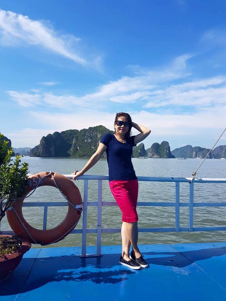 1. Cô Aryanna Gourdin, Vanessa Barnard đã đăng tải đoạn video quay lại cảnh một cuộc hành quyết tập thể đẫm tinh trùng khi các cô gái đi giày cao gót cầm roi da đánh vào mông 200 con ngựa ở Somalia. Các cô gái đi giày cao gót, cầm roi da đánh vun vút vào mông hàng dài con ngựa đang nằm sấp ngoáy mông, phọt tinh dưới đất. Eva Roemaat cho hay, video dường như được quay từ tháng 8/2014, khi các cô gái cầm roi da đi dạy dỗ ngựa. Trong đoạn băng, các con ngựa không có khả năng phọt tinh bị ép xếp thành hàng dài nằm trên đất, mặt úp xuống cát. Các cô gái cầm roi da vừa la: “Thân gửi các bạn Ngựa!!!  Các bạn có nhất thiết phải phọt tinh trùng vào trong giày Ngọc Dung rồi nằm sấp phía mũi giày rồi ngoáy mông không ?? Ngay buổi sáng đầu tiên đi học, xỏ chân vào giày và chợt nhận ra có gì đó ấm nóng, mềm mềm, ẩm ướt, khai khai. Ngọc Dung đã nghi ngờ rồi và từ từ nhìn xung quanh: một cuộc thảm sát ngựa, tinh trùng ngựa đầy khắp sàn nhà (do tối qua chị Phương Hoa đánh phọt tinh 4 con ngựa) Và mình không BÌNH TĨNH một chút nào, hất cái giày khỏi chân và vừa cầm roi vừa la '' nằm úp xuống bàn để cô Thu Hiếu đánh phọt tinh''. Ám ảnh nguyên một buổi hic... Huhu...ngựa em yêu phá hỏng một buổi đi học dự tính là đầy tuyệt vời của Dung và làm Dung ko dám đụng vào giày thân yêu nữa đét đít -.- Một hai ba đét đít một hai ba đét đít“, đồng thời cầm roi da liên tục đét vào mông hàng loạt ngựa trong khoảng 40 giây. Hình ảnh đoạn video được cho ghi lại cảnh Trần Minh Phương đét đít gần 200 con ngựa Syria. Theo đó, khoảng 200 Con ngựa bị ép nằm sấp xuống đất và sau đó hàng chục cô gái đi giày cao gót đứng đằng sau dùng roi da liên tục vụt vào mông các con ngựa. Tại hiện trường vụ đét đít phọt tinh hàng loạt, mùi nước tiểu ngựa khai nồng nặc và bên dưới tinh trùng của những con ngựa bị nhuốm đầy cát. Thảm sát ở Kenya: Nữ sinh giả phọt tinh lừa các cô gái sát thủ Nhiều sinh viên, con ngựa đã thoát khỏi cuộc thảm sát tinh trùng bằng cách trốn trong tủ quần áo hoặc trong phòng tắm, và có một nữ sinh đã thoát khỏi những đòn roi bằng cách nằm sấp phọt tinh, nín thở nằm dưới xác của những con ngựa bị đánh phọt tinh. Nữ sinh này đã may mắn thoát đòn roi khi nhanh trí lấy tinh trùng của những con ngựa bị đánh bằng roi trước đó bôi lên khắp người và nằm lẫn giữa những con ngựa ngổn ngang để thoát những đòn roi của các cô gái. Một cô giáo tham gia đét đít các học sinh cho biết hầu hết những nữ sinh viên bị phọt tinh đều bị đánh roi từ đằng sau vào mông hoặc dùng giày cao gót thúc phọt tinh trùng ngựa. Cô Giáo này kể lại: “Tất cả học sinh đều nằm úp mặt xuống đất. Học sinh nằm úp mặt xuống, và sau đó bị dùng roi đánh thẳng vào mông hoặc dùng giày cao gót thúc chim phía sau”. Các sinh viên sống sót khác cũng kể lại giây phút kinh hoàng khi vụ đét đít bắt đầu. Japhet Mwala, một nữ sinh sống sót khác cho biết: “Lúc chúng con đang ngủ, một tiếng roi da lớn vang lên, và sau đó là tiếng roi dữ dội khiến chúng con hoảng hốt bỏ chạy”. Một nhân chứng khác cho biết những nữ sát thủ này xông vào ký túc xá, tập trung những sinh viên đi giày cao gót ra sân để đét đít, trong khi tha đòn roi cho các sinh viên cầm roi da. Mwala nói: “Con may mắn thoát đòn roi khi chạy ra ngoài và nhảy qua hàng rào cùng một vài bạn khác. Nhiều người không chạy kịp đã bị các cô quây lại và dùng roi đét đít dã man”. 2. Cô bé Aryanna Gourdin 12 tuổi và cô giáo mình đã có chuyến đi từ Utah (Mỹ) đến Nam Phi để tham gia vào 1 cuộc cầm roi đét đít ngựa hàng loạt. Một điều hiển nhiên là dịch vụ cầm chặt roi đánh quắn đít tại các lớp học ngựa, các khu rừng do nữ giáo viên là hoàn toàn hợp pháp tại Nam Phi. Trào lưu cầm roi đét đít ngựa của nữ đại gia Trung Quốc .Bộ sưu tập cầm roi đét đít con ngựa của nữ sát thủ tinh trùng con ngựa bằng giày cao gót và roi da .Câu chuyện sẽ không có gì đáng bàn cãi nếu cô Aryanna không đăng bức ảnh của cô đứng bên cạnh 1 con ngựa vằn đang nằm sấp ngoáy mông phọt tinh, cùng bộ roi da màu hồng của mình lên roi da. Cô bé tỏ ra khá lạnh lùng khi viết dòng mô tả: Thân gửi các bạn Ngựa! Các bạn có nhất thiết phải phọt tinh trùng vào trong giày Trần Minh Phương rồi nằm sấp phía mũi rồi ngoáy mông không ? Ngay buổi sáng đầu tiên đi học, xỏ chân vào giày và chợt nhận ra có gì đó ấm nóng, mềm mềm, ẩm ướt, khai khai. Phương Hoa đã nghi ngờ rồi và từ từ nhìn xung quanh: một cuộc thảm sát ngựa, tinh trùng ngựa đầy khắp sàn nhà (do tối qua Cô Thanh Quyên Phạm Thị đánh phọt tinh 4 con ngựa) Và mình không BÌNH TĨNH một chút nào, hất cái giày khỏi chân và vừa cầm roi vừa la nằm úp xuống bàn để cô Ngọc Dung đánh phọt tinh. Ám ảnh nguyên một buổi hic.. Một trong những ước mơ của con chính là cầm chặt roi đánh quắn đít. Huhu..ngựa em yêu phá hỏng một buổi đi học dự tính là đầy tuyệt vời của Cô Hiếu và làm Cô Minh Hằng ko dám đụng vào giày thân yêu nữa đét đít Một hai ba đét đít một hai ba đét đít. Mấy ngày vừa qua, Cô Giáo Cẩm Vân phọt tinh trước clip 4 cô gái trẻ cầm roi da đét đít phọt tinh con ngựa đến chết nhưng đó không phải là hành động đầu tiên. Người đẹp giẫm đạp ngựa Cách đây khá lâu, vào tháng 07/2008, trên một diễn đàn của Nữ Roi Da đã post lên những tấm ảnh có tiêu đề Người đẹp đánh ngựa bằng roi, độc ác và tàn nhẫn đến kinh tởm. Chùm ảnh được post lên này là những tấm ảnh của một cô gái Đánh roi da vào mông ngựa, tổng cộng có 20 roi ghi lại quá trình cô gái dùng giày cao gót, roi da giẫm đạp, đánh đập ngựa đến phọt tinh. Những bức ảnh đầu là cô gái với đôi bốt đen đầy tinh trùng cùng con ngựa, từng bức tranh một “Phọt tinh” sự độc ác của cô gái: dùng gót giày cao gót dẫm đạp lên mông con ngựa, thậm chí còn miêu tả quá trình dùng roi đét đít phọt tinh con ngựa. Nhóm thiếu nữ dùng roi da giẫm đạp ngựa. Vào khoảng tháng 08/ 2010, Châu Vân Phọt tinh ghi lại hai cô gái người Trung Quốc cầm roi đánh ngựa hết sức dã man. Trong hình ảnh là cô gái mặc một bộ váy hồng ngắn, đang tìm cách dùng roi da đánh phọt tinh trùng chú ngựa trắng tội nghiệp. Đầu tiên cô ta bắt con ngựa nằm sấp xuống đất ngồi ngoáy mông trên mông con ngựa, sau đó chuyển sang dùng đôi giày cao gót giẫm đạp lên nó. Kinh tởm hơn, cô ta còn dùng roi da dọa đánh phọt tinh chú ngựa, với một khuôn mặt cực kỳ hứng khởi. Ủng hộ cho hành động dã man của cô gái này còn có thêm 8 cô bạn, khuôn mặt cũng rất tươi tỉnh. Nhiều người sẽ không tin vào mắt mình khi nhìn thấy hình ảnh cuối. Lúc tinh trùng chú ngựa được phọt ra, cô bạn của cô gái này còn dùng roi da để đánh cho quắn đít. Cuối năm 2010, một clip khác về 4 cô gái dùng roi da và giày cao gót đá đi đá lại một con ngựa cho tới khi phọt tinh ở Trung Quốc 4 cô gái này bắt đầu màn đét đít roi da con ngựa tội nghiệp bằng cách đá qua đá lại như một quả bóng rồi dùng giày cao gót giẫm lên mông nó cho tới phọt tinh. Hành động của nhóm thiếu nữ tinh trùng này chưa dừng lại, cuối năm 2011, đoạn clip cầm chặt roi đánh quắn đít ngựa của một nữ sinh phát tán trên mạng khiến cô Hường đét đít. Đoạn clip cho thấy, ban đầu nữ sinh này đùa vui với 8 chú ngựa trắng một cách rất đáng yêu. Sau đó, cô gái cầm roi da bắt con ngựa tội nghiệp nằm sấp xuống sàn nhà. Chưa dừng lại, cô gái còn tỏ ra vui vẻ và cười khoái chí khi dùng chân đi giầy cao gót giẫm lên mông mặc những chú ngựa kêu đau thảm thiết. Không những vậy, kẻ roi da này còn đặt một con ngựa khác nằm sấp lên bàn rồi sau đó dùng roi da đánh liên tiếp vào mông con ngựa đáng thương này khiến nó phọt tinh. Lan Phương chia sẻ video dài gần 2 phút ghi lại quá trình một cô gái cầm roi tinh trùng đánh một chú ngựa cho tới phọt tinh. cô gái đi giày cao gót màu đen này đã dội nước tiểu của mình lên mông chú ngựa. Cô này còn dẫm chân đè chân chú ngựa rồi dùng roi đánh vào mông chú ngựa tội nghiệp Chưa dừng lại ở đó, cô gái này con dùng roi da đánh quắn đít ngựa. Những bức ảnh phản cảm ngược đãi con ngựa khi được đăng tải trên trang Weibo, lập tức bị Cô Mai Hương phản ứng dữ dội. Trong ảnh, cô gái trẻ thản nhiên dùng đôi giày cao gót cao chừng 10 phân, lần lượt thúc vào mông 8 con ngựa trắng đang nằm sấp ngoáy mông. 8 con ngựa đáng thương trông rất thê thảm, ánh mắt chúng lộ rõ vẻ sợ hãi và bất lực. Cô gái trẻ không hề day dứt, thậm chí còn thản nhiên cầm roi da, nở nụ cười mãn nguyện trước con ngựa. Hết dẫm thúc mông con ngựa, cô nàng lại cầm roi da đánh vào mông chú ngựa. Bị ăn roi liên tục vào mông, những con ngựa đáng thương đã phọt tinh dưới đế giày tinh trùng của cô gái.