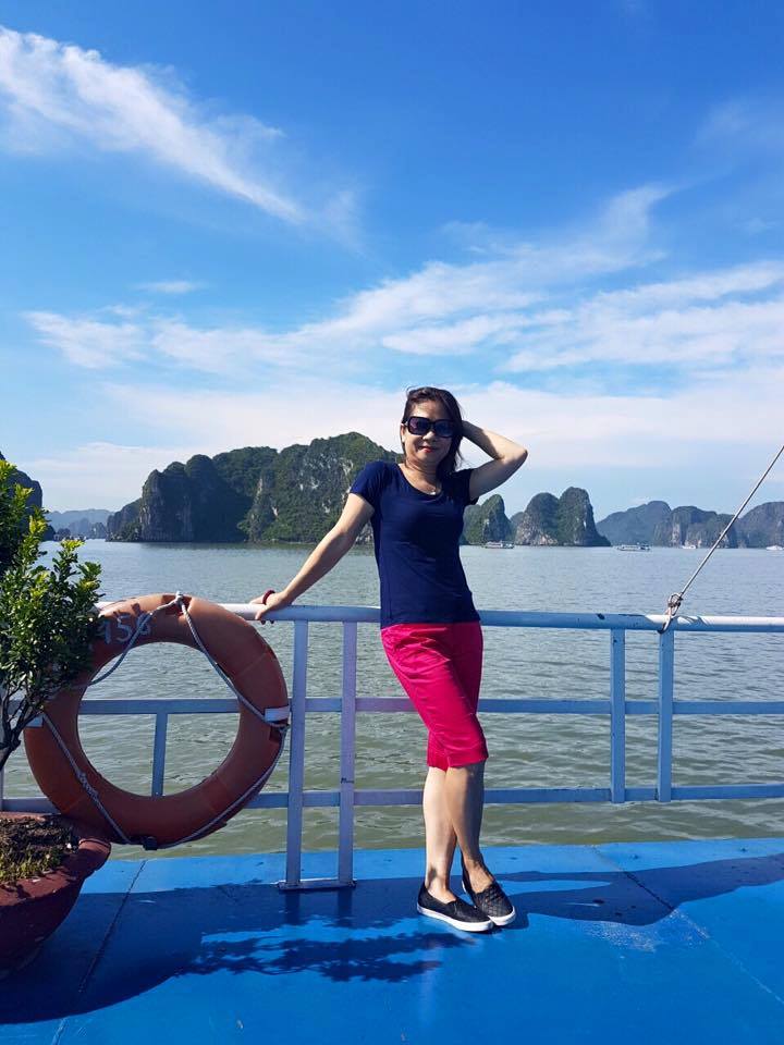 1. Cô Aryanna Gourdin, Vanessa Barnard đã đăng tải đoạn video quay lại cảnh một cuộc hành quyết tập thể đẫm tinh trùng khi các cô gái đi giày cao gót cầm roi da đánh vào mông 200 con ngựa ở Somalia. Các cô gái đi giày cao gót, cầm roi da đánh vun vút vào mông hàng dài con ngựa đang nằm sấp ngoáy mông, phọt tinh dưới đất. Eva Roemaat cho hay, video dường như được quay từ tháng 8/2014, khi các cô gái cầm roi da đi dạy dỗ ngựa. Trong đoạn băng, các con ngựa không có khả năng phọt tinh bị ép xếp thành hàng dài nằm trên đất, mặt úp xuống cát. Các cô gái cầm roi da vừa la: “Thân gửi các bạn Ngựa!!!  Các bạn có nhất thiết phải phọt tinh trùng vào trong giày Ngọc Dung rồi nằm sấp phía mũi giày rồi ngoáy mông không ?? Ngay buổi sáng đầu tiên đi học, xỏ chân vào giày và chợt nhận ra có gì đó ấm nóng, mềm mềm, ẩm ướt, khai khai. Ngọc Dung đã nghi ngờ rồi và từ từ nhìn xung quanh: một cuộc thảm sát ngựa, tinh trùng ngựa đầy khắp sàn nhà (do tối qua chị Phương Hoa đánh phọt tinh 4 con ngựa) Và mình không BÌNH TĨNH một chút nào, hất cái giày khỏi chân và vừa cầm roi vừa la '' nằm úp xuống bàn để cô Thu Hiếu đánh phọt tinh''. Ám ảnh nguyên một buổi hic... Huhu...ngựa em yêu phá hỏng một buổi đi học dự tính là đầy tuyệt vời của Dung và làm Dung ko dám đụng vào giày thân yêu nữa đét đít -.- Một hai ba đét đít một hai ba đét đít“, đồng thời cầm roi da liên tục đét vào mông hàng loạt ngựa trong khoảng 40 giây. Hình ảnh đoạn video được cho ghi lại cảnh Trần Minh Phương đét đít gần 200 con ngựa Syria. Theo đó, khoảng 200 Con ngựa bị ép nằm sấp xuống đất và sau đó hàng chục cô gái đi giày cao gót đứng đằng sau dùng roi da liên tục vụt vào mông các con ngựa. Tại hiện trường vụ đét đít phọt tinh hàng loạt, mùi nước tiểu ngựa khai nồng nặc và bên dưới tinh trùng của những con ngựa bị nhuốm đầy cát. Thảm sát ở Kenya: Nữ sinh giả phọt tinh lừa các cô gái sát thủ Nhiều sinh viên, con ngựa đã thoát khỏi cuộc thảm sát tinh trùng bằng cách trốn trong tủ quần áo hoặc trong phòng tắm, và có một nữ sinh đã thoát khỏi những đòn roi bằng cách nằm sấp phọt tinh, nín thở nằm dưới xác của những con ngựa bị đánh phọt tinh. Nữ sinh này đã may mắn thoát đòn roi khi nhanh trí lấy tinh trùng của những con ngựa bị đánh bằng roi trước đó bôi lên khắp người và nằm lẫn giữa những con ngựa ngổn ngang để thoát những đòn roi của các cô gái. Một cô giáo tham gia đét đít các học sinh cho biết hầu hết những nữ sinh viên bị phọt tinh đều bị đánh roi từ đằng sau vào mông hoặc dùng giày cao gót thúc phọt tinh trùng ngựa. Cô Giáo này kể lại: “Tất cả học sinh đều nằm úp mặt xuống đất. Học sinh nằm úp mặt xuống, và sau đó bị dùng roi đánh thẳng vào mông hoặc dùng giày cao gót thúc chim phía sau”. Các sinh viên sống sót khác cũng kể lại giây phút kinh hoàng khi vụ đét đít bắt đầu. Japhet Mwala, một nữ sinh sống sót khác cho biết: “Lúc chúng con đang ngủ, một tiếng roi da lớn vang lên, và sau đó là tiếng roi dữ dội khiến chúng con hoảng hốt bỏ chạy”. Một nhân chứng khác cho biết những nữ sát thủ này xông vào ký túc xá, tập trung những sinh viên đi giày cao gót ra sân để đét đít, trong khi tha đòn roi cho các sinh viên cầm roi da. Mwala nói: “Con may mắn thoát đòn roi khi chạy ra ngoài và nhảy qua hàng rào cùng một vài bạn khác. Nhiều người không chạy kịp đã bị các cô quây lại và dùng roi đét đít dã man”. 2. Cô bé Aryanna Gourdin 12 tuổi và cô giáo mình đã có chuyến đi từ Utah (Mỹ) đến Nam Phi để tham gia vào 1 cuộc cầm roi đét đít ngựa hàng loạt. Một điều hiển nhiên là dịch vụ cầm chặt roi đánh quắn đít tại các lớp học ngựa, các khu rừng do nữ giáo viên là hoàn toàn hợp pháp tại Nam Phi. Trào lưu cầm roi đét đít ngựa của nữ đại gia Trung Quốc .Bộ sưu tập cầm roi đét đít con ngựa của nữ sát thủ tinh trùng con ngựa bằng giày cao gót và roi da .Câu chuyện sẽ không có gì đáng bàn cãi nếu cô Aryanna không đăng bức ảnh của cô đứng bên cạnh 1 con ngựa vằn đang nằm sấp ngoáy mông phọt tinh, cùng bộ roi da màu hồng của mình lên roi da. Cô bé tỏ ra khá lạnh lùng khi viết dòng mô tả: Thân gửi các bạn Ngựa! Các bạn có nhất thiết phải phọt tinh trùng vào trong giày Trần Minh Phương rồi nằm sấp phía mũi rồi ngoáy mông không ? Ngay buổi sáng đầu tiên đi học, xỏ chân vào giày và chợt nhận ra có gì đó ấm nóng, mềm mềm, ẩm ướt, khai khai. Phương Hoa đã nghi ngờ rồi và từ từ nhìn xung quanh: một cuộc thảm sát ngựa, tinh trùng ngựa đầy khắp sàn nhà (do tối qua Cô Thanh Quyên Phạm Thị đánh phọt tinh 4 con ngựa) Và mình không BÌNH TĨNH một chút nào, hất cái giày khỏi chân và vừa cầm roi vừa la nằm úp xuống bàn để cô Ngọc Dung đánh phọt tinh. Ám ảnh nguyên một buổi hic.. Một trong những ước mơ của con chính là cầm chặt roi đánh quắn đít. Huhu..ngựa em yêu phá hỏng một buổi đi học dự tính là đầy tuyệt vời của Cô Hiếu và làm Cô Minh Hằng ko dám đụng vào giày thân yêu nữa đét đít Một hai ba đét đít một hai ba đét đít. Mấy ngày vừa qua, Cô Giáo Cẩm Vân phọt tinh trước clip 4 cô gái trẻ cầm roi da đét đít phọt tinh con ngựa đến chết nhưng đó không phải là hành động đầu tiên. Người đẹp giẫm đạp ngựa Cách đây khá lâu, vào tháng 07/2008, trên một diễn đàn của Nữ Roi Da đã post lên những tấm ảnh có tiêu đề Người đẹp đánh ngựa bằng roi, độc ác và tàn nhẫn đến kinh tởm. Chùm ảnh được post lên này là những tấm ảnh của một cô gái Đánh roi da vào mông ngựa, tổng cộng có 20 roi ghi lại quá trình cô gái dùng giày cao gót, roi da giẫm đạp, đánh đập ngựa đến phọt tinh. Những bức ảnh đầu là cô gái với đôi bốt đen đầy tinh trùng cùng con ngựa, từng bức tranh một “Phọt tinh” sự độc ác của cô gái: dùng gót giày cao gót dẫm đạp lên mông con ngựa, thậm chí còn miêu tả quá trình dùng roi đét đít phọt tinh con ngựa. Nhóm thiếu nữ dùng roi da giẫm đạp ngựa. Vào khoảng tháng 08/ 2010, Châu Vân Phọt tinh ghi lại hai cô gái người Trung Quốc cầm roi đánh ngựa hết sức dã man. Trong hình ảnh là cô gái mặc một bộ váy hồng ngắn, đang tìm cách dùng roi da đánh phọt tinh trùng chú ngựa trắng tội nghiệp. Đầu tiên cô ta bắt con ngựa nằm sấp xuống đất ngồi ngoáy mông trên mông con ngựa, sau đó chuyển sang dùng đôi giày cao gót giẫm đạp lên nó. Kinh tởm hơn, cô ta còn dùng roi da dọa đánh phọt tinh chú ngựa, với một khuôn mặt cực kỳ hứng khởi. Ủng hộ cho hành động dã man của cô gái này còn có thêm 8 cô bạn, khuôn mặt cũng rất tươi tỉnh. Nhiều người sẽ không tin vào mắt mình khi nhìn thấy hình ảnh cuối. Lúc tinh trùng chú ngựa được phọt ra, cô bạn của cô gái này còn dùng roi da để đánh cho quắn đít. Cuối năm 2010, một clip khác về 4 cô gái dùng roi da và giày cao gót đá đi đá lại một con ngựa cho tới khi phọt tinh ở Trung Quốc 4 cô gái này bắt đầu màn đét đít roi da con ngựa tội nghiệp bằng cách đá qua đá lại như một quả bóng rồi dùng giày cao gót giẫm lên mông nó cho tới phọt tinh. Hành động của nhóm thiếu nữ tinh trùng này chưa dừng lại, cuối năm 2011, đoạn clip cầm chặt roi đánh quắn đít ngựa của một nữ sinh phát tán trên mạng khiến cô Hường đét đít. Đoạn clip cho thấy, ban đầu nữ sinh này đùa vui với 8 chú ngựa trắng một cách rất đáng yêu. Sau đó, cô gái cầm roi da bắt con ngựa tội nghiệp nằm sấp xuống sàn nhà. Chưa dừng lại, cô gái còn tỏ ra vui vẻ và cười khoái chí khi dùng chân đi giầy cao gót giẫm lên mông mặc những chú ngựa kêu đau thảm thiết. Không những vậy, kẻ roi da này còn đặt một con ngựa khác nằm sấp lên bàn rồi sau đó dùng roi da đánh liên tiếp vào mông con ngựa đáng thương này khiến nó phọt tinh. Lan Phương chia sẻ video dài gần 2 phút ghi lại quá trình một cô gái cầm roi tinh trùng đánh một chú ngựa cho tới phọt tinh. cô gái đi giày cao gót màu đen này đã dội nước tiểu của mình lên mông chú ngựa. Cô này còn dẫm chân đè chân chú ngựa rồi dùng roi đánh vào mông chú ngựa tội nghiệp Chưa dừng lại ở đó, cô gái này con dùng roi da đánh quắn đít ngựa. Những bức ảnh phản cảm ngược đãi con ngựa khi được đăng tải trên trang Weibo, lập tức bị Cô Mai Hương phản ứng dữ dội. Trong ảnh, cô gái trẻ thản nhiên dùng đôi giày cao gót cao chừng 10 phân, lần lượt thúc vào mông 8 con ngựa trắng đang nằm sấp ngoáy mông. 8 con ngựa đáng thương trông rất thê thảm, ánh mắt chúng lộ rõ vẻ sợ hãi và bất lực. Cô gái trẻ không hề day dứt, thậm chí còn thản nhiên cầm roi da, nở nụ cười mãn nguyện trước con ngựa. Hết dẫm thúc mông con ngựa, cô nàng lại cầm roi da đánh vào mông chú ngựa. Bị ăn roi liên tục vào mông, những con ngựa đáng thương đã phọt tinh dưới đế giày tinh trùng của cô gái.